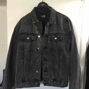  - Sparsamt använd jeansjacka från Cheap Monday, storlek M. 