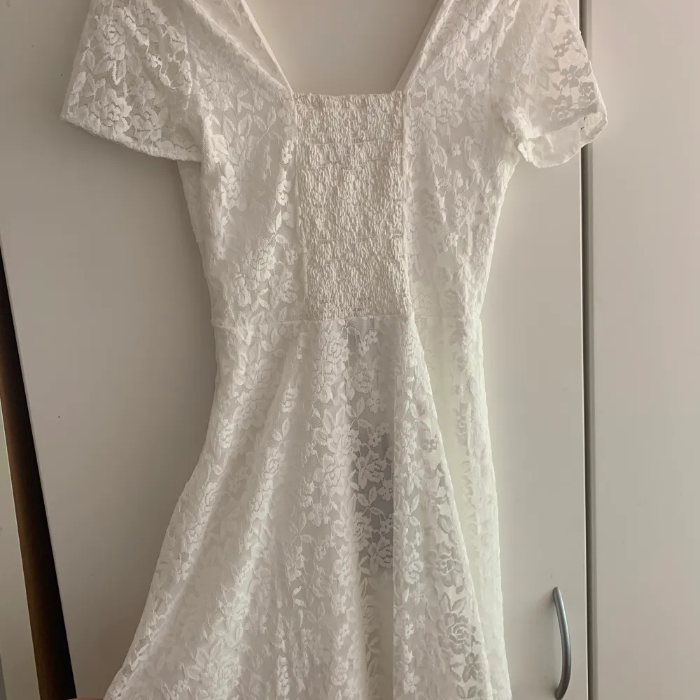 Fin vit klänning perfekt till studenten! Säljer eftersom jag hittat en ny klänning. Storlek 38, helt oanvänd enbart testad. Frakten ligger på 66kr, kan skickas direkt! Original pris är 500kr finns inte längre att köpa. Klänningar.