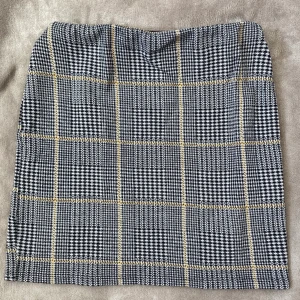 Pull&Bear Kjol - En jätte fin rutig mini kjol / miniskirt från Pull&Bear! Gul/svart/grå/vit i färgerna :) Används bara ett fåtal gånger! Står M men passar S-M