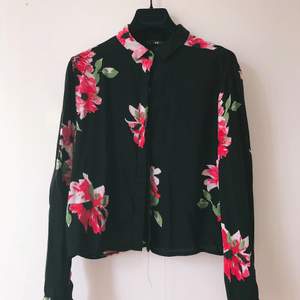 Long sleeved cropped shirt black woth pink flower print 🌸 from H&M, size 36, in very good conditions