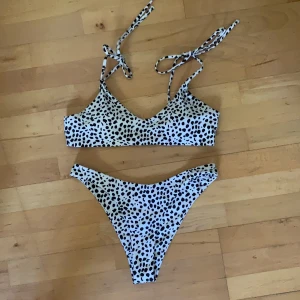 Bikini - Skitsnygg bikini från Zaful. Endast använd 1 gång då jag har för myckdt bikinis. Tvättas självklart innan köp. Knytband vid axlarna på överdelen så går att anpassa storleken. Storleken är M men mer som S.