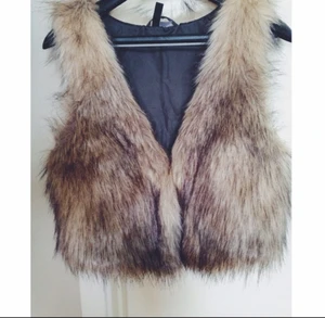  - Nästintill oanvänt fejk pälsväst som är köpt på HM 