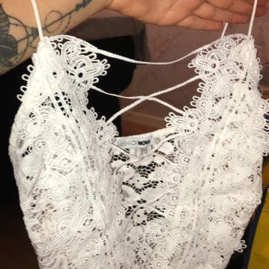 Spetsbody - Jättefin spetsbody från Fashion Nova, aldrig använd. Svårt att fånga på bild! Det är en stringbody. Står inte storlek i den men jag är en storlek S!
