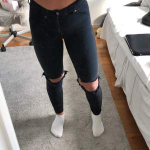 Ett par supersnygga jeans med hål på knäna från Dr. Denim! Tyvärr blivit för tajta för mig! Annars riktigt sköna!🙌🏼