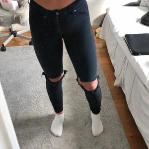 Jeans med hål - Ett par supersnygga jeans med hål på knäna från Dr. Denim! Tyvärr blivit för tajta för mig! Annars riktigt sköna!🙌🏼