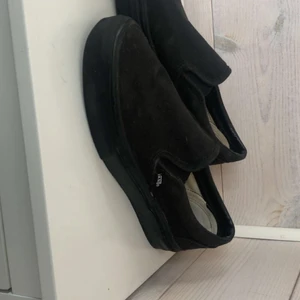Vans  - Svarta Vans, nästan som nya, något smutsiga då som varit i en hög med andra skor