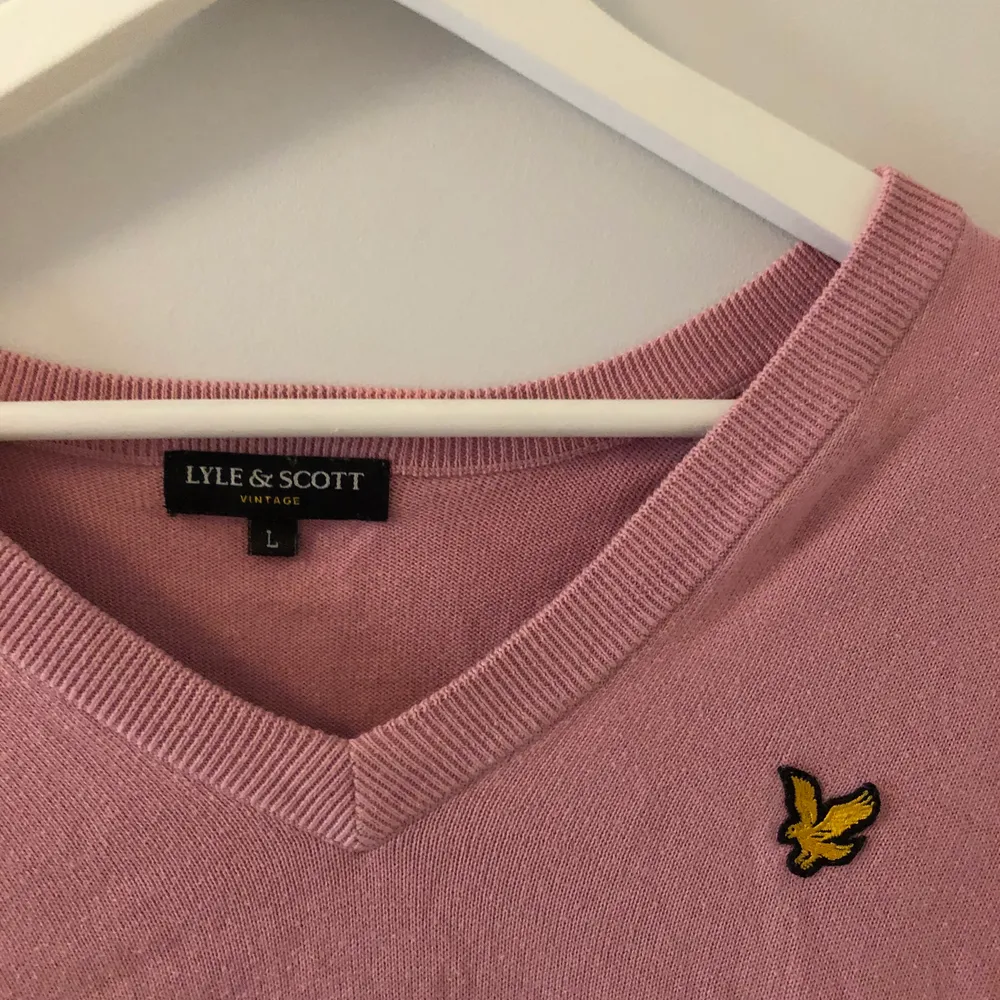 En rosa tröja från Lyle & Scott Vintage. Bra skick! Storlek L, men fungerar som oversized på en S. . Tröjor & Koftor.