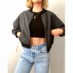 - Mörkgrå kort boxfit bomberjacka från Cheap Monday. X antal år på nacken men i väldigt fint skick. Köparen står för frakt. 