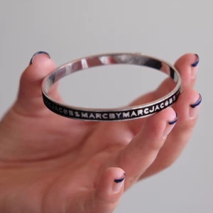 👼🏽 - Smalt armband från marc jacobs. Säljer massa smycken på min sida just nu, gå o kolla!! Samfraktar gärna 🤩
