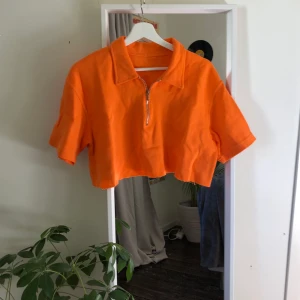 Croppad skjorta - Superfin croppad skjorta från humana som använts en gång:) i stl S/M beroende på hur du vill ha den! Köparen står för frakt🦋