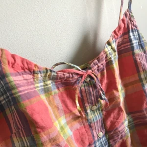 • Rutigt linne från Ralph Lauren • - Såå fint linne från Ralph Lauren, lite kortare modell och med dragsko upptill. Köpt på en second hand butik på Vancouver Island. Frakt tillkommer✨