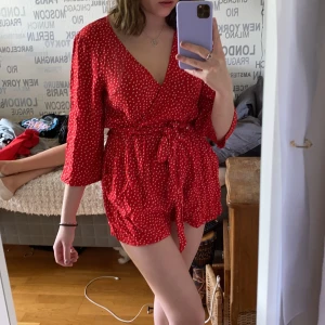 Playsuit - Jättefin byxdress/playsuit från NA-KD. Köpt förra sommaren men aldrig använd 💟❤️💕 Köper står för frakten men pris kan diskuteras
