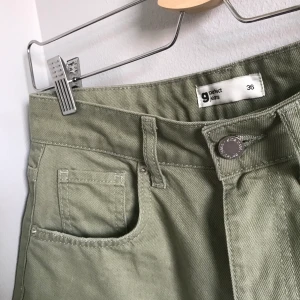• Grön jeanskjol från Gina Tricot • - Såå fin kjol från Gina Tricot, den är hög i midjan så kryper inte upp över rumpan så där som andra kjolar kan göra! Säljer då den tyvärr är lite för tight för mig, väldigt sparsamt använd och i mycket bra skick. Frakt tillkommer✨