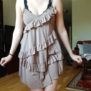 Ljus brun/beige klänning - Jätte mjuk och fin sommarklänning! Knytte vid axlar och stretching. Passar för mindre kupa, jag själv har 80C så mindre än det passar den för. Luftigt tyg men inte så att något syns igenom. 