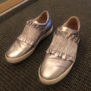 Novita skor - Säljer mina coola sneakers från Novita. Endast använda två gånger och är i väldigt bra skick. Storlek 38. Köpta för 1300kr