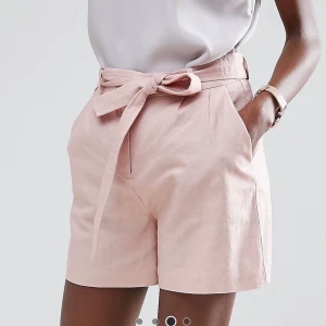 Shorts  - ▫️Ljusrosa shorts i paperbag modell  ▫️Storlek: X-Small ▫️Material: 56% Linne 44% Viskos  ▫️Enbart testade ▫️Frakt 44 kr