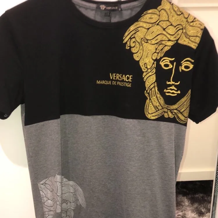 Helt ny Versace t-shirt med prislappen på. Äkta och aldrig använd. Pris kan diskuteras . T-shirts.