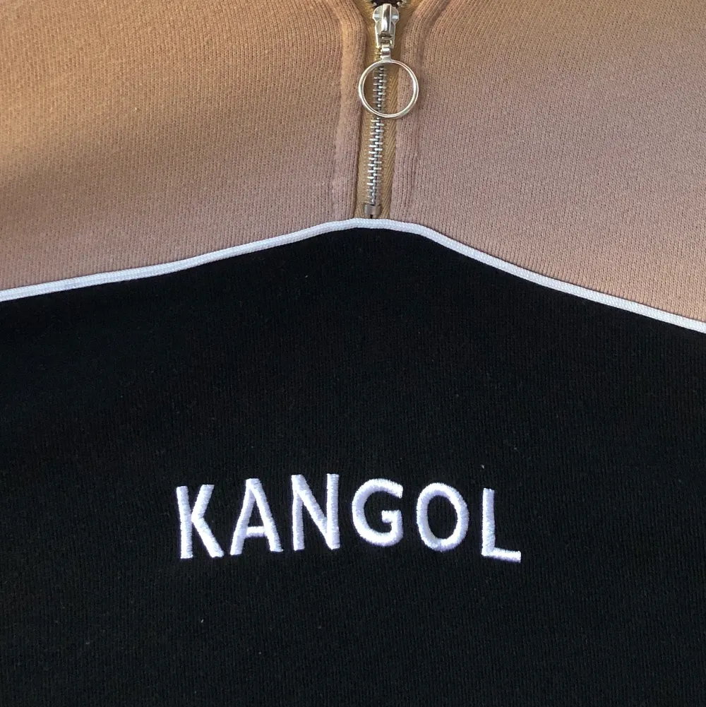 Tjocktröja från märket ”kangol”. Köpt i Tokyo, men väldigt lite använd då den inte riktigt passade. Skriv för fler bilder. . Tröjor & Koftor.