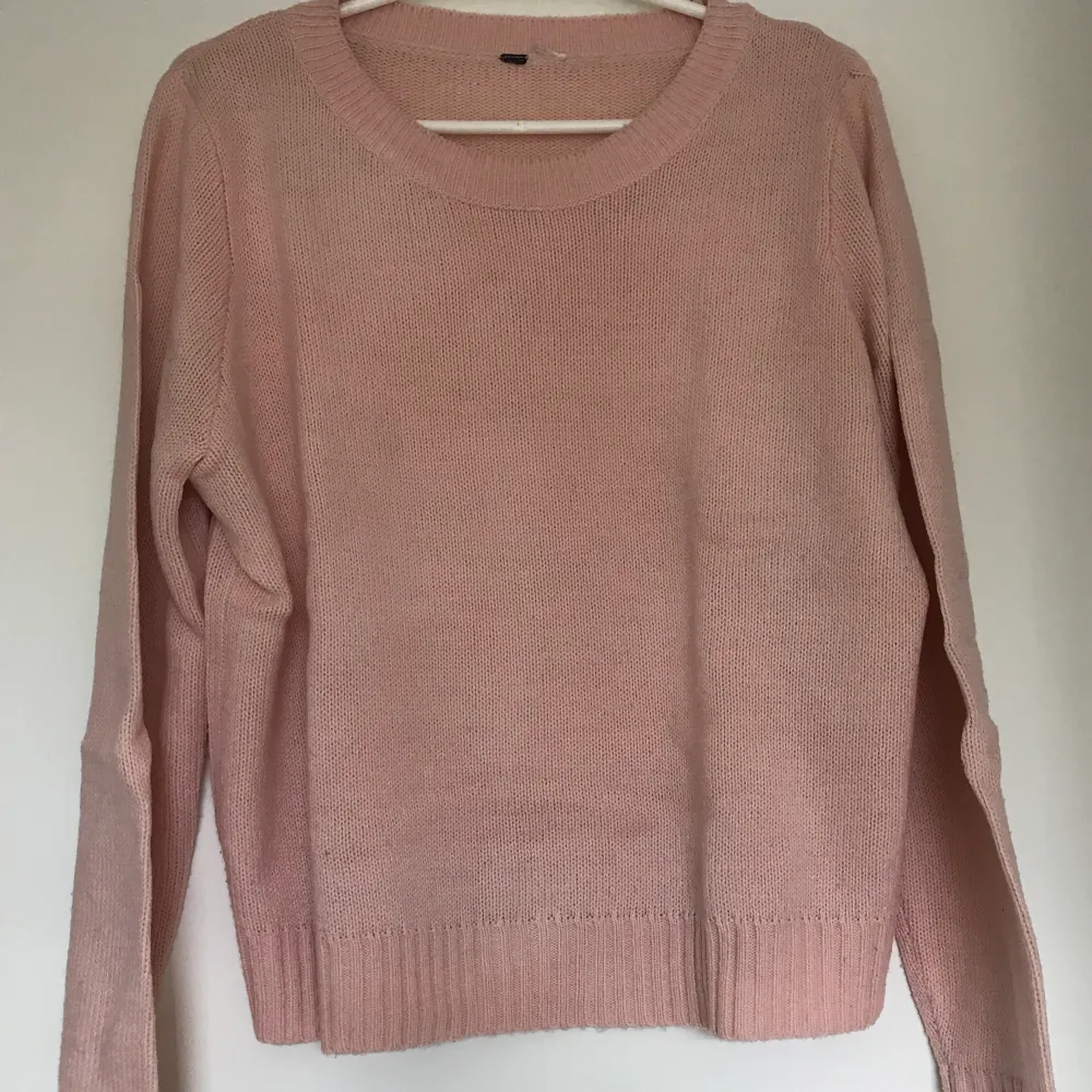 Old pink, soft. Rounded neck and short sweater. Toppar.
