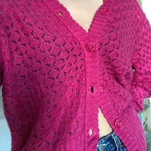 Monki - Super söt cardigan från monki💕✨ Knappt använd och jättemjuk i materialet🦋 köparen står för frakt☺️