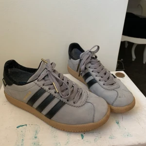 Adidas skor (Stockholm)  - Ett par Adidasskor modellen Stockholm. Använda Max 2 gånger så de är ej slitna. Kommer ej ihåg nypris! Fläckar är nog enkla att ta bort!😊💕 