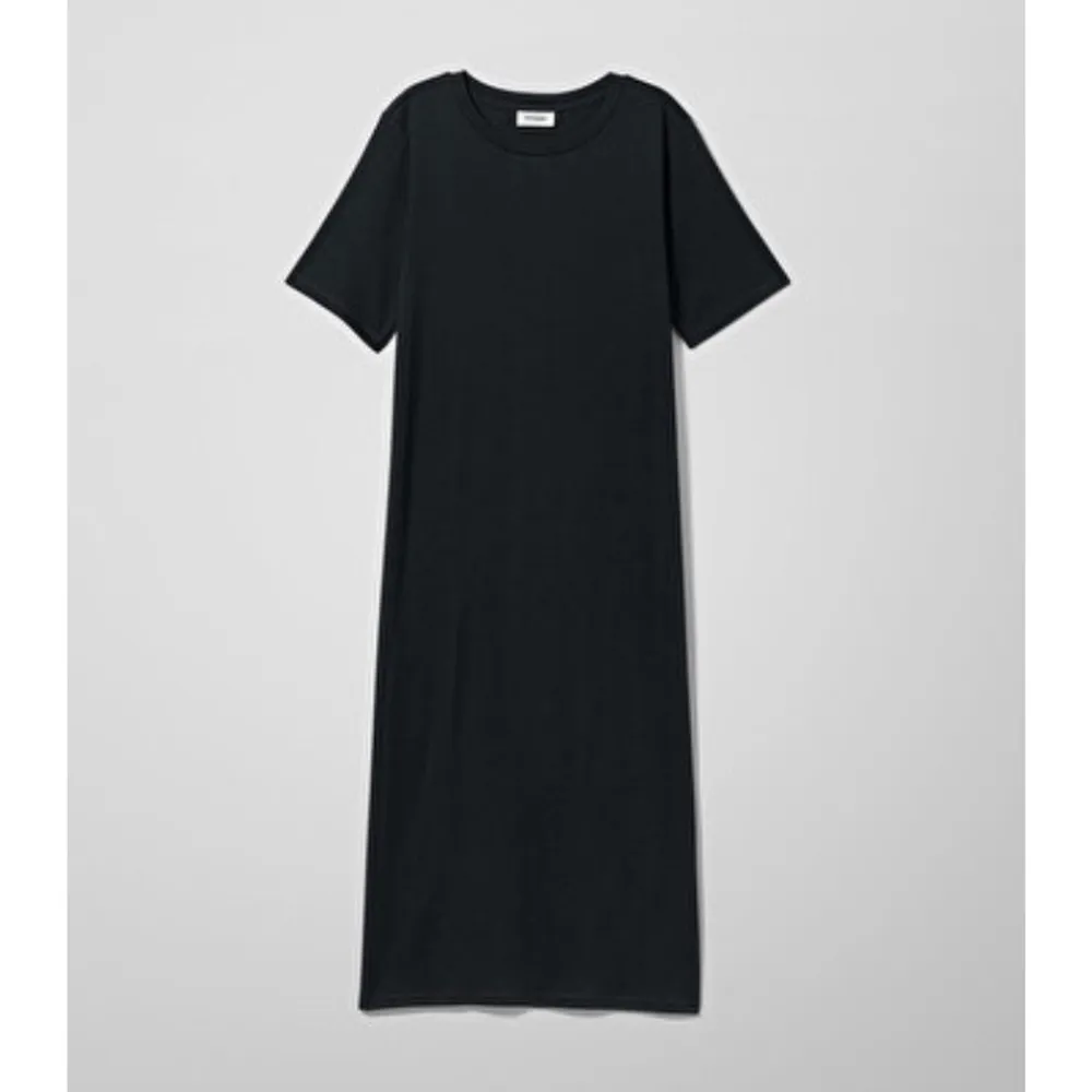 Tshirt klänning i en lång modell, köpt på weekday.  använd vid ett tillfälle🌵 storlek XS. Klänningar.