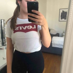  - En snygg T-shirt från Levi’s. Köparen står för frakten☺️