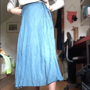 Jättesöt blå kjol - Fin blå kjol som man knyter i midjan. Tyget faller jättefint och kjolen går att anpassa till alla storlekar❣️