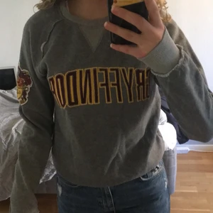 Gryffindoor sweatshirt - Grå gryffindoor sweatshirt med röd /gula detaljer. Använd max 4 ggr endast hemma. Köpt på Harry Potter museet för 400kr. 