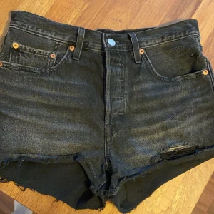 Levis shorts - Säljer ett par Levis shorts som sitter riktigt snyggt på!