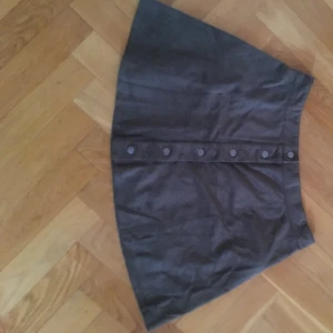 Sammetskjol - Grön kjol i sammet med knappar. 