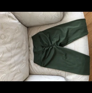 Marilyn Monroe scrunch tights - Säljer ett par gröna Marilyn Monroe scrunch tights i strl S 