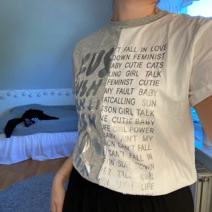 T-shirt Zara Larsson x H&M - T-shirt från h&m’s kollektion tillsammans med Zara Larsson. Plagget har enbart kommit till användning ett par gånger och är i ett jättefint skick! 