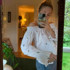  - En supersöt blus i vitt med fina detaljer på! 
