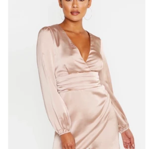 Siden/satin/silke klänning i storlek 38 - Storlek 38 min aningen liten i storleken. Perfekt till studenten. Helt oanvänd me alla lappar på