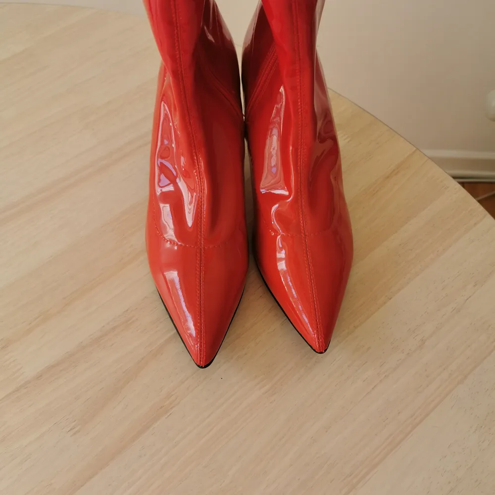 Skorna är oanvända, så i väldigt gott skick. Köpta från NLY shoes. Färg: Röd lack. . Skor.