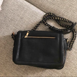  - Ger bort denna supersöta väska med gulddetalj GRATIS då dragkedjan är trasig (se bild). Går dock att fixa😊 Möts upp i Sockenplan/Södermalm eller står köparen för frakt +79kr (blå påse L, postnord) 