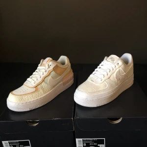 AF1 Shadow Spruce Aura &AF1 LX Tear Away - Båda paren är DSWT, aldrig använda, Shadow är storlek 40.5 och Tear Away storlek 39. 1500kr styck eller ta båda för 2800kr. Tar emot rimliga bud.