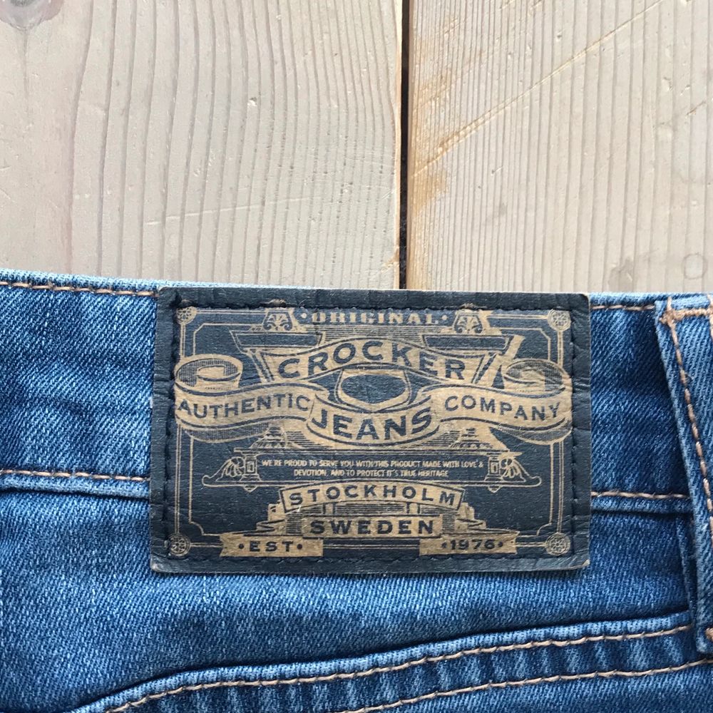 En tajt, strechig jeanskjol i en mörkare tvätt med slitningar! Endast använda ett fåtal gånger så i bra skick. Finns inte att köpa i butik längre. Passar även för S, men är i XS. . Kjolar.