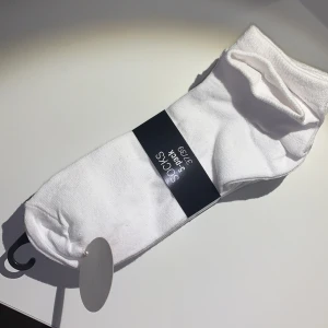 Vita strumpor - Helt oanvända vita strumpor varav flera 5-pack finns att köpa! Perfekt höjd för höga converse!🧦 frakten tillkommer