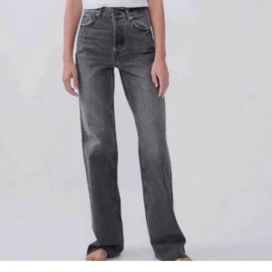 Zara jeans - Gråa skitsnygga jeans från zara! Slutsålda på zara och jättepopulära! ⭐️SÖKER ETT PAR I STORLEK 36!!! Kan bytas eller säljas! Lägger ut på nytt då affären avbröts! BUDA