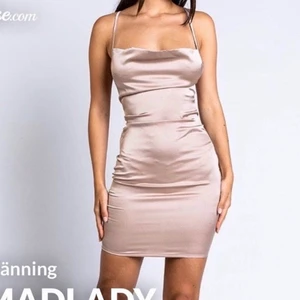 Klänning storlek S - Säljer en otroligt fin klänning som är helt oanvänd och tyvärr för liten för mig. Perfekt för sommaren eller för fina tillfällen. 