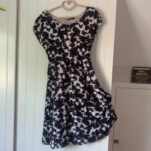 Sommarklänning  - En väldigt fin sommar klänning, har blixtlås och fäste i ryggen