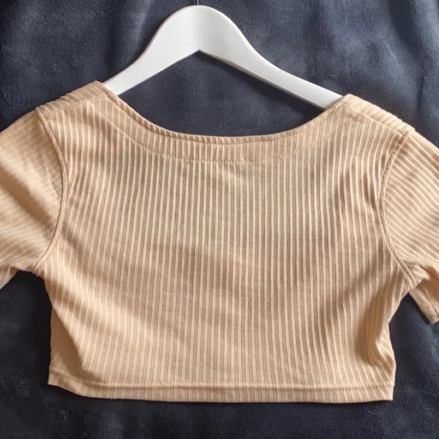 Super fin helt oanvänd beige somrig topp med snygg urigning från MISSGUIDE 😍 i storlek Small men passar även xs-m 💗 Äkta knappar som går att öppna, skönt och tjockt material! 🥰Köpt på ASOS. Toppar.