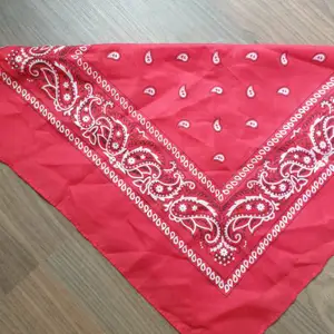 Röd bandana av polyester. Ink frakt. Eller så skickar jag med den för 5kr om du köper något annat