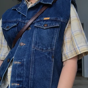 Jeansväst  - Skitcool Retro jeansväst. Helt oanvänd,(lappen sitter kvar) köpt second hand från Beyond Retro, mycket bra kvalitet! Säljer pga för stor för mig