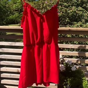 Röd playsuit  - Superfin röd playsuit från HM i ett superbra skick! Den är endast använd ett par gånger :) Storlek 42 o passar en M/L! Frakten ingår i priset☺️☺️