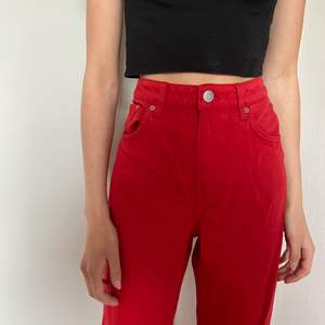 Röda snygga jeans i felfritt skick och använd 1-2 gånger. Köpta för 500kr