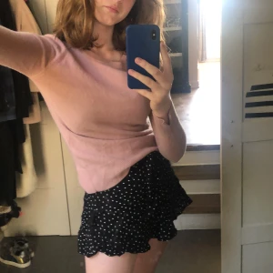 Söt kjol - Prickig kjol från zara säljer pga för liten. Jättesöt💓 Det är en kjol med shorts under väldigt praktiskt, man lägger inte märke till dom! Får med ett skärp till❤️