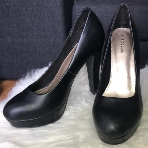 I love my girls with some attitude 😈 - • Ett par skinn klackskor från dinsko(10cm).                 • Endast använda en gång! Frakt ingår. 